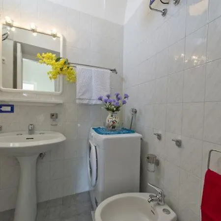 Apartment Sleeps 3 *